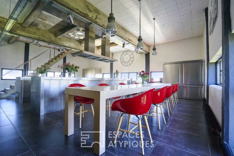 Salle à manger avec chaises design rouge