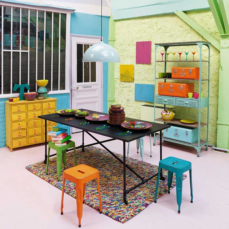 Étagère industrielle pour déco colorée