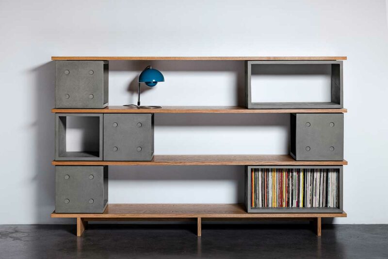 Bibliothèque originale en bois et béton