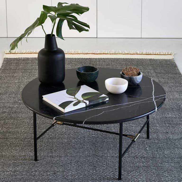 Table basse ronde : 22 idées déco pour le salon
