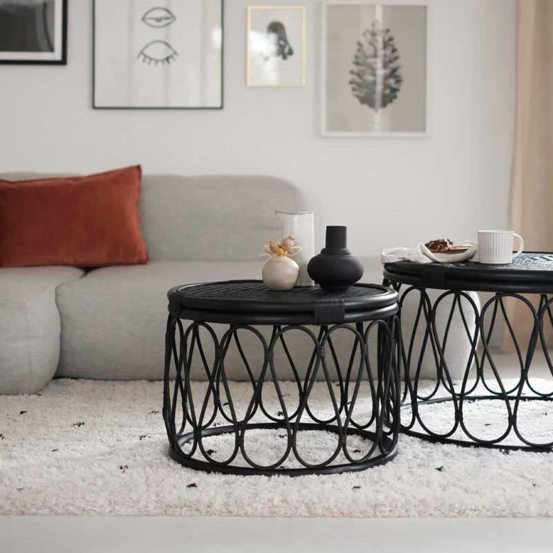 Intérieur De Salon De Luxe Avec Canapé Au Sol En Béton Noir Et Blanc Et  Table Basse Ronde