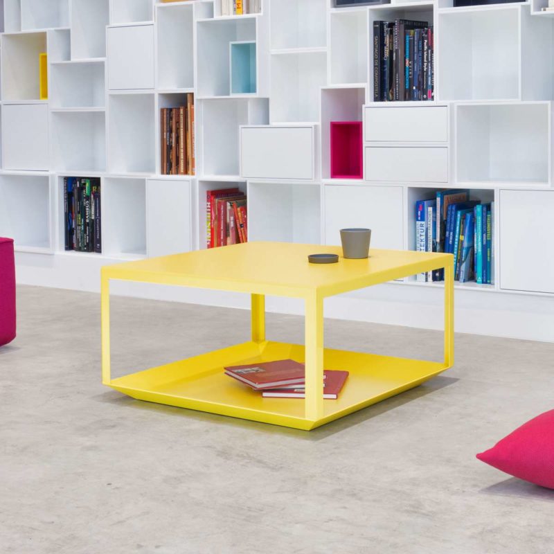 Table basse jaune carrée au design minimaliste