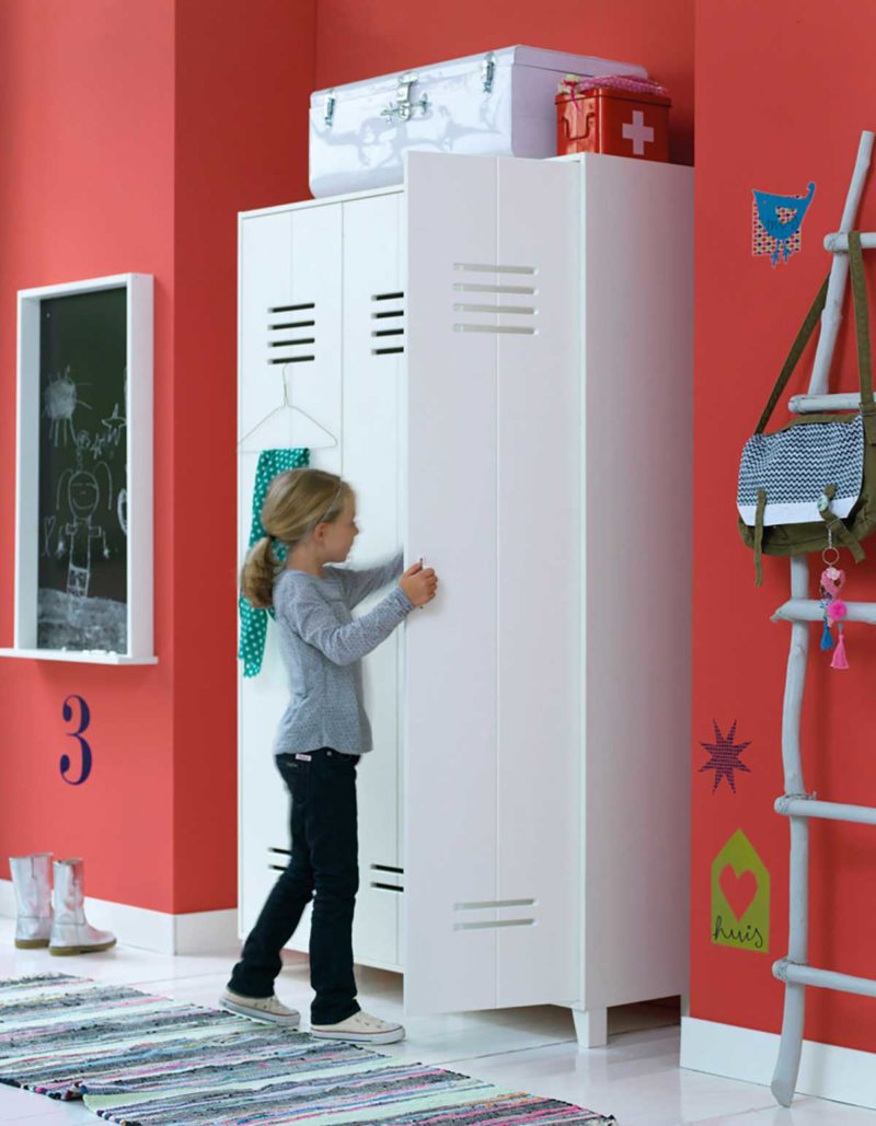 Armoire blanche esprit indus dans une chambre d'enfant