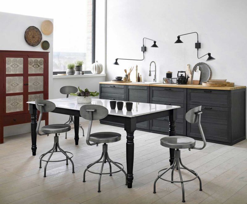 Quelles chaises adopter avec une table industrielle ?