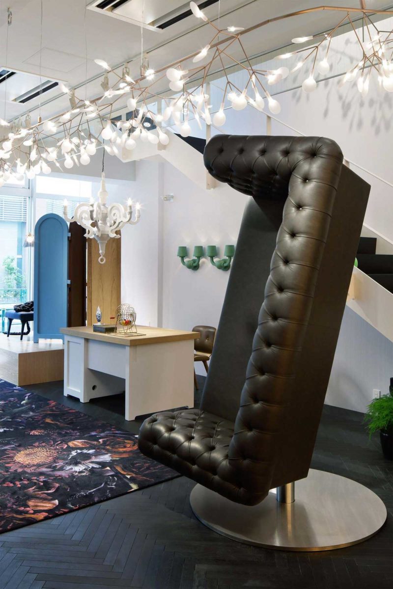 Un canapé renversé comme fauteuil !