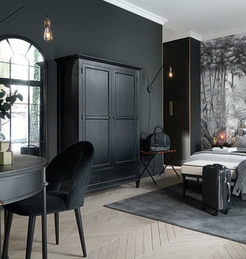 Grande armoire parisienne noire