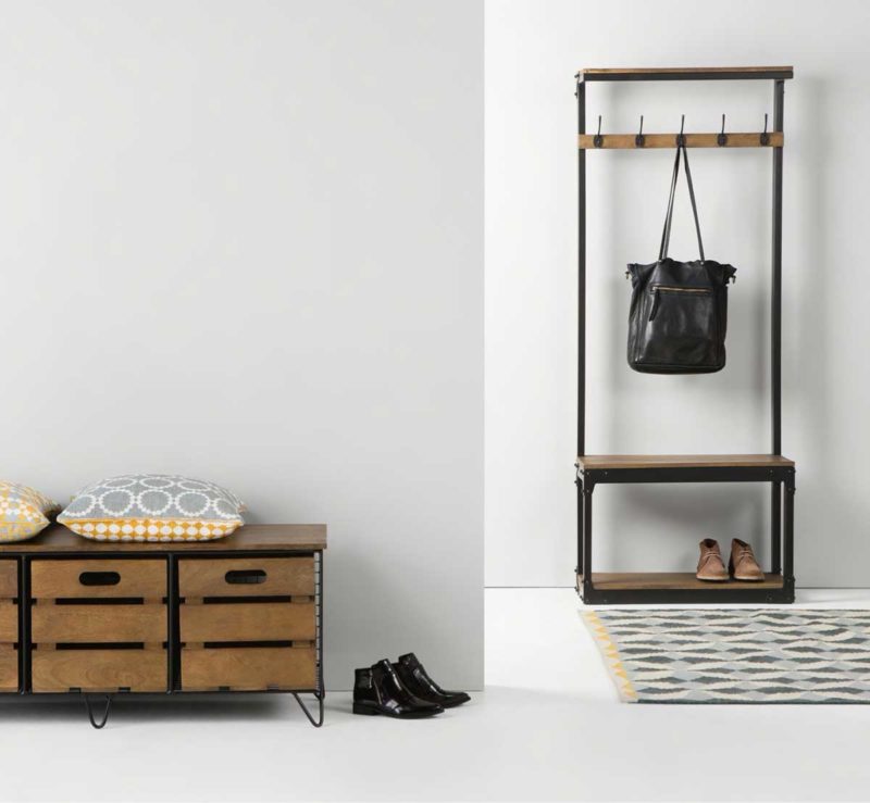 Petit meuble avec portemanteau banc et espace pour chaussures