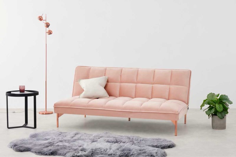 Banquette rose pâle convertible en lit