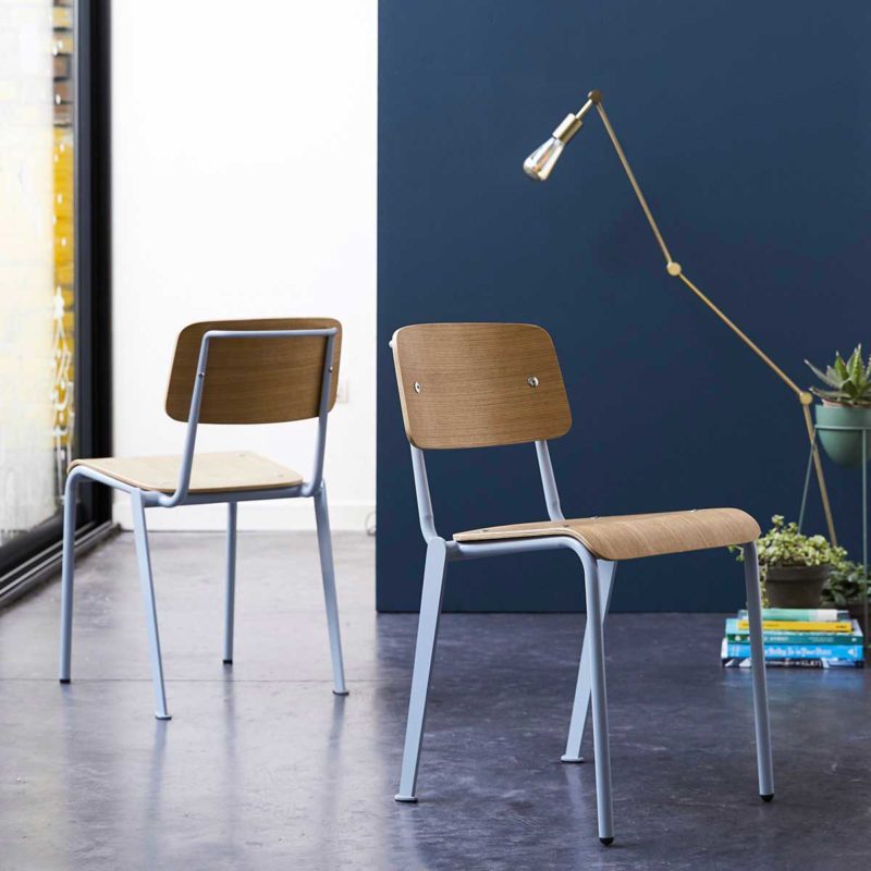 Chaise style école au design contemporain