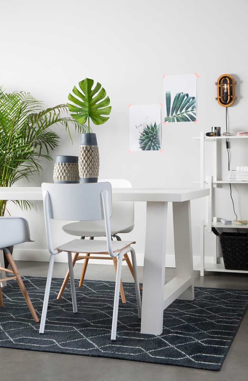 Chaise d'école blanche taille adulte dans une salle à manger