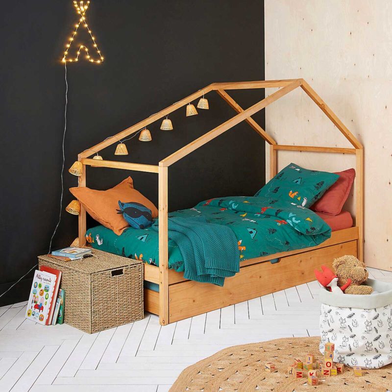 Chambre de garçon avec lit cabane et tiroir