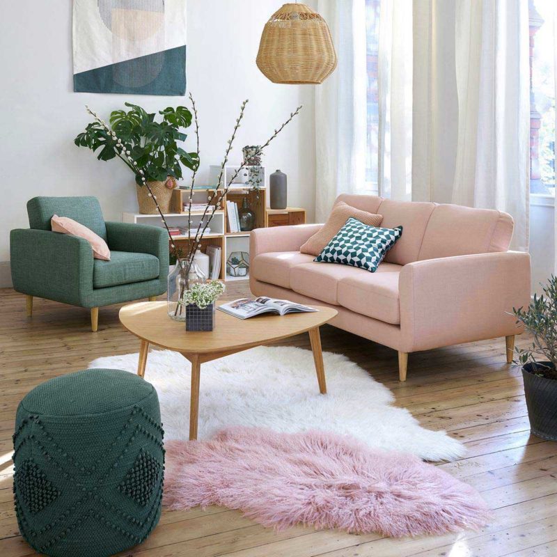 Salon avec canapé rose poudré style scandinave