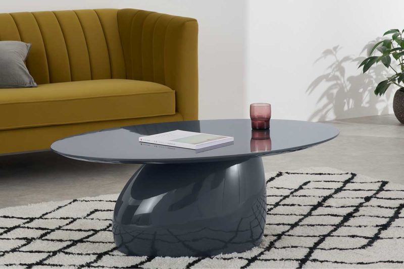 Table basse ovale grise au design atypique