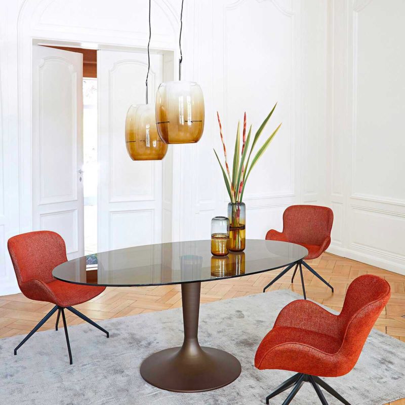 Table ovale avec pied tulipe et plateau en verre
