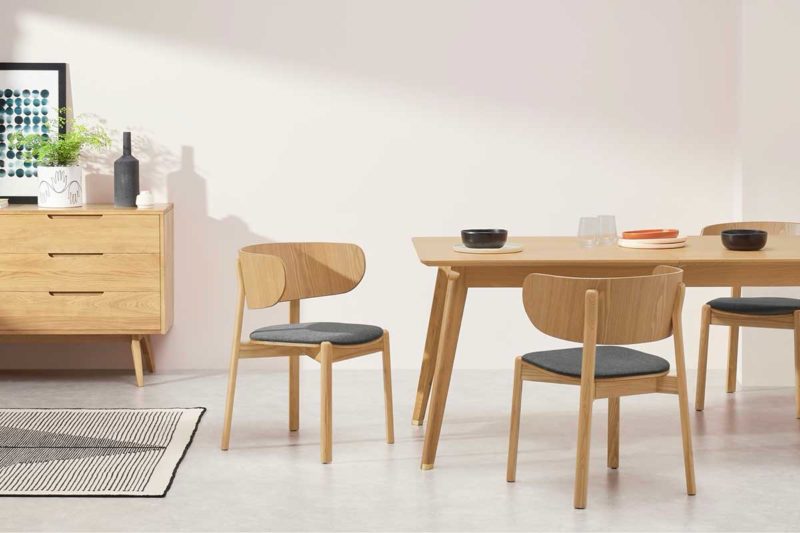 Chaise en bois avec assise en tissu