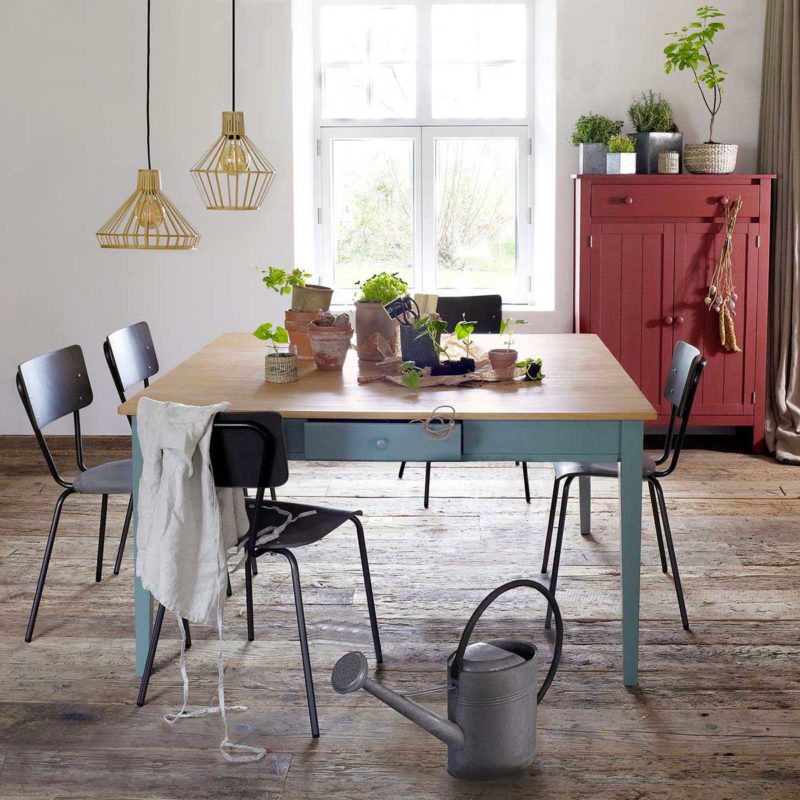 Cuisine avec table carrée style déco campagnarde 140 x 140 cm