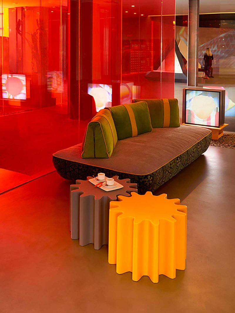 Table basse en plastique à détourner en pouf