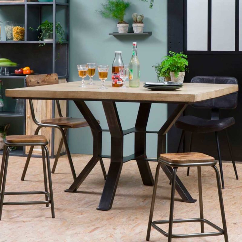 Table carrée avec pieds central