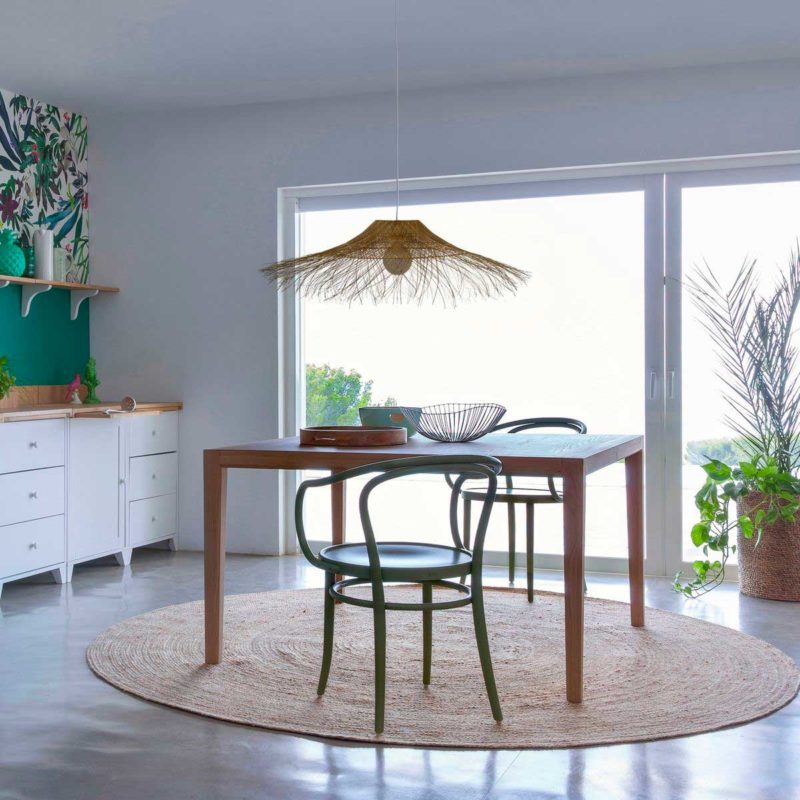 Table carrée en bois dans une cuisine