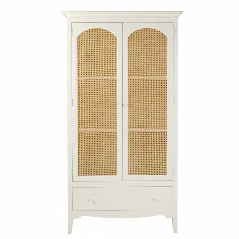 Armoire blanche au style classique avec portes en cannage