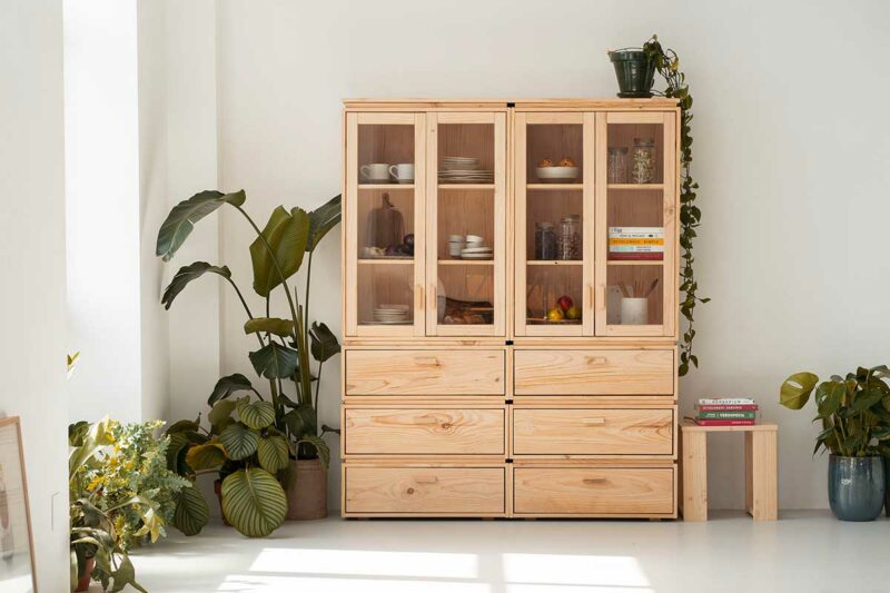 Bibliothèque vitrine en bois clair brut