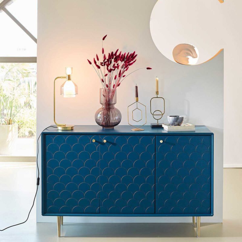 Buffet bleu avec pieds dorés