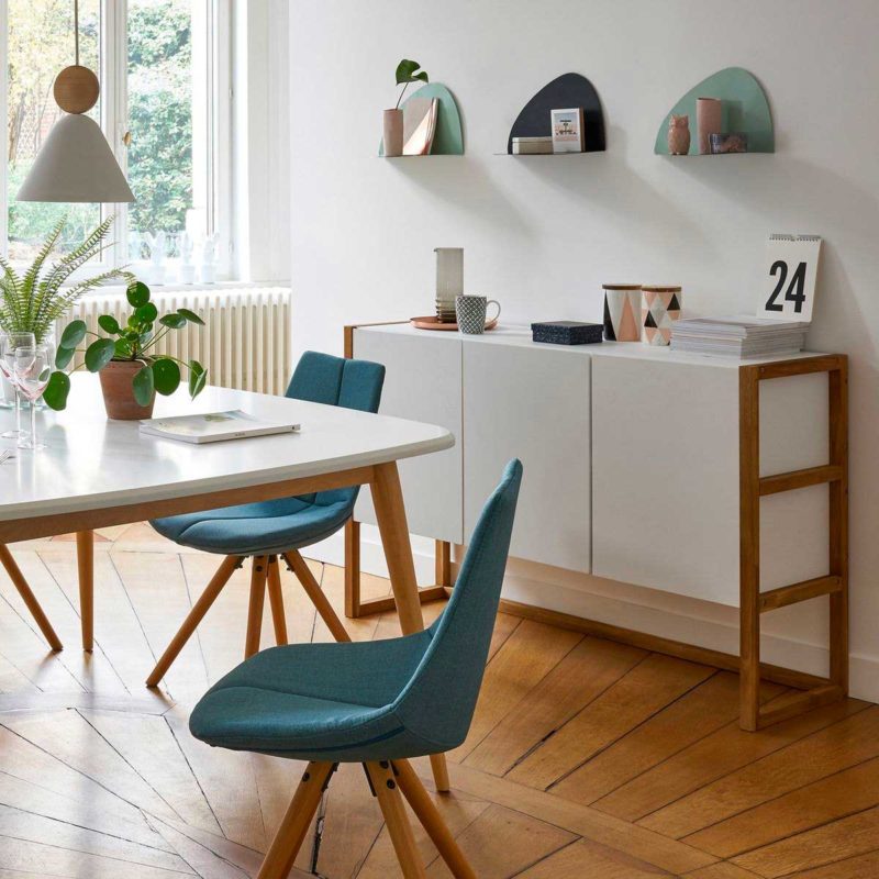 Buffet contemporain blanc avec structure en chêne