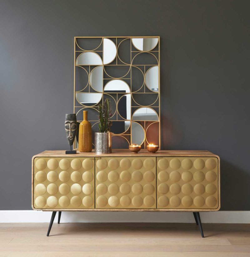 Buffet design avec portes en métal doré