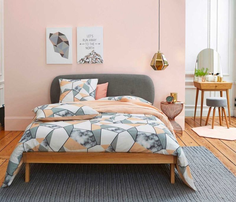 Chambre avec chevet rond en métal coloris cuivre