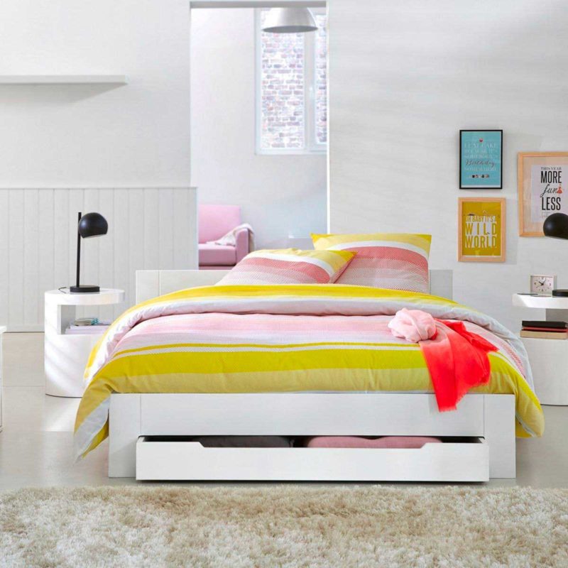 Chambre avec table de nuit circulaire moderne