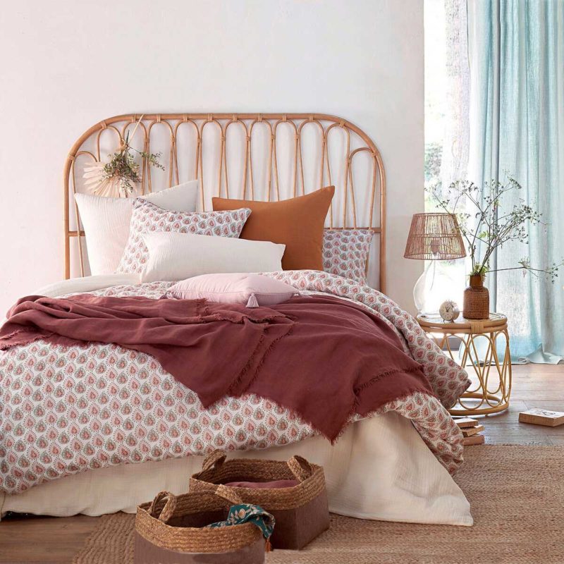 Déco esprit vintage avec chevet rond en rotin