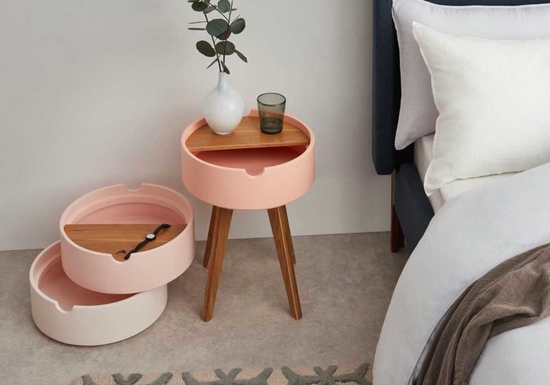 Table de nuit ronde rose au design atypique