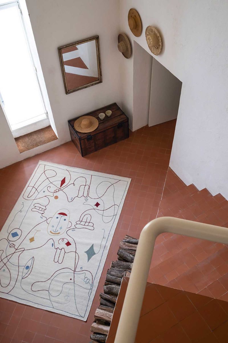 Tapis contemporain écru avec dessin
