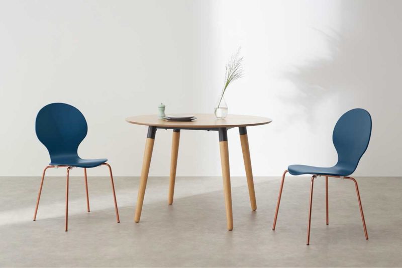 Chaise empilable bleue avec piètement cuivre