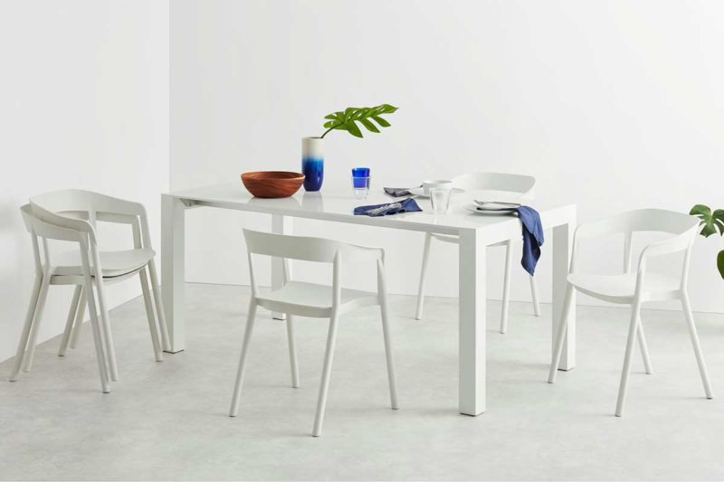 Chaise empilable en plastique blanc avec accoudoirs