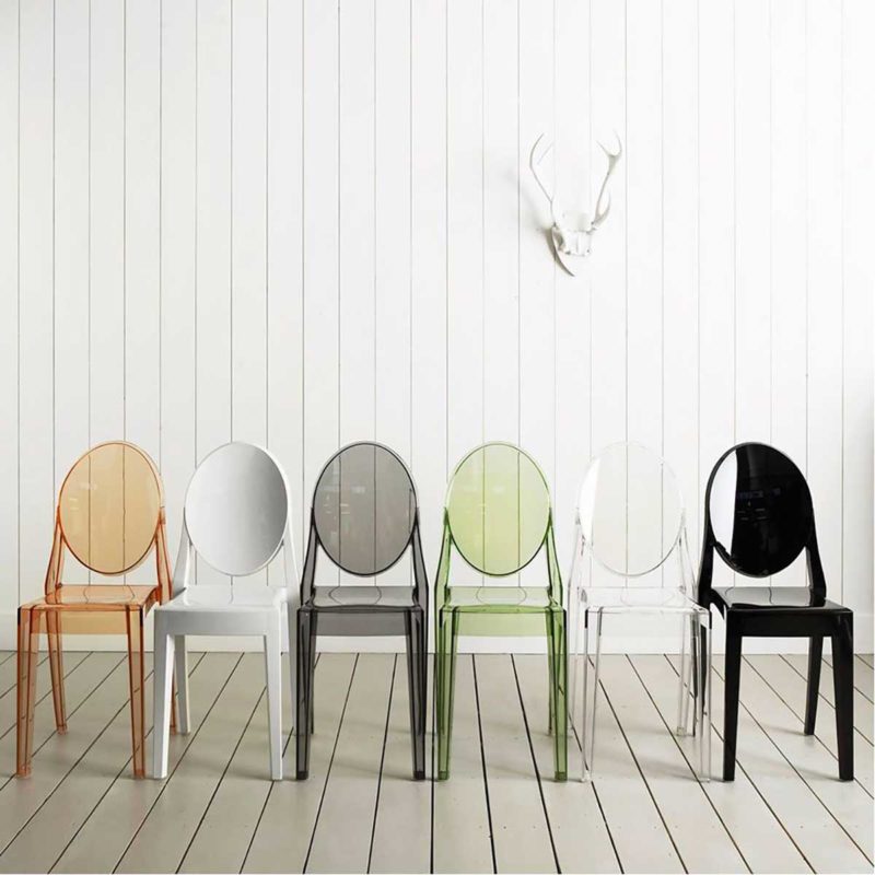 Chaise empilable en plastique transparent