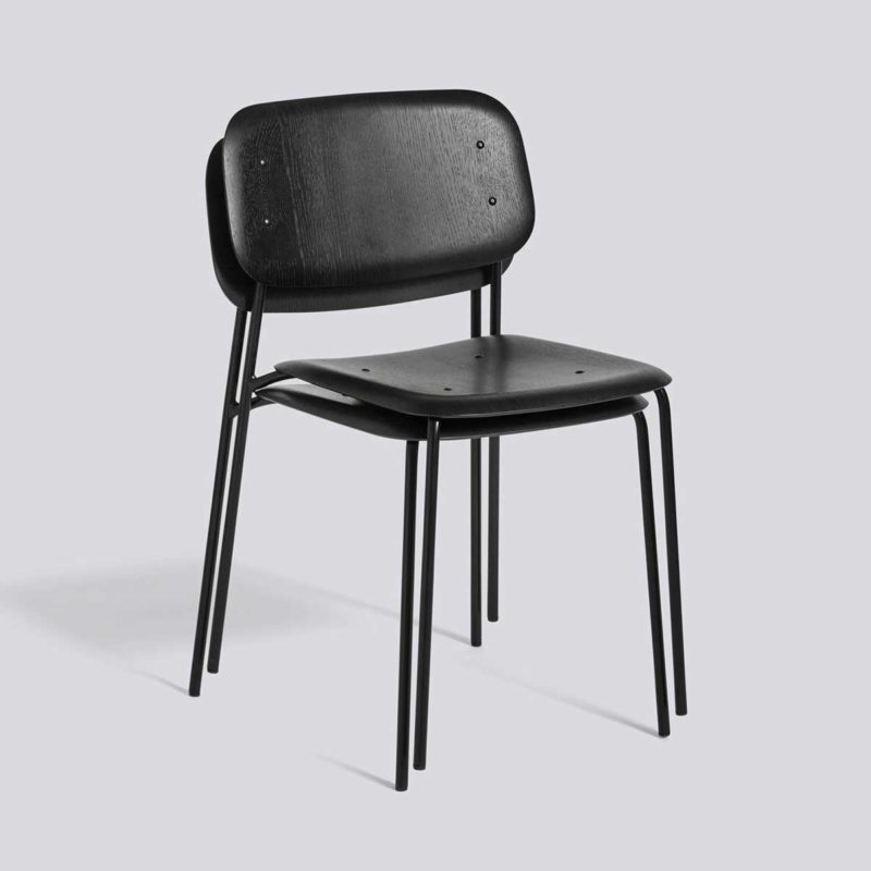 Chaise empilable noire en métal et bois