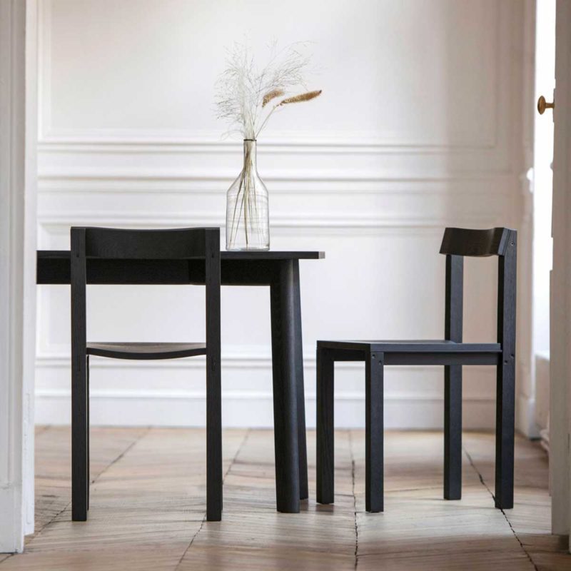 Chaise en bois au style épuré