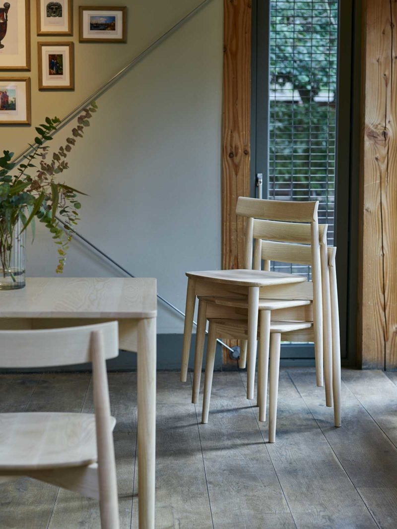 Chaise en bois clair empilable