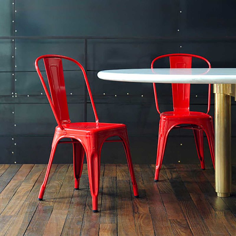 Chaise industrielle en métal rouge à empiler