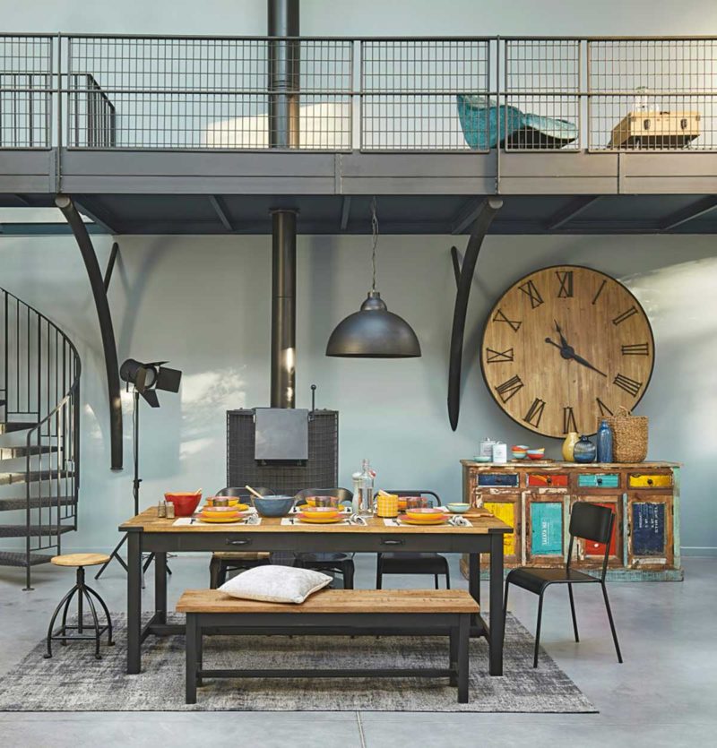 Déco industrielle avec chaise d'école empilable