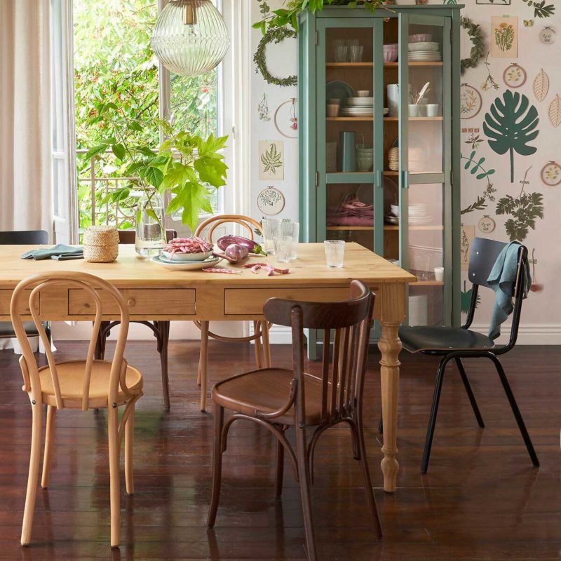 Salle à manger avec chaise empilable noire