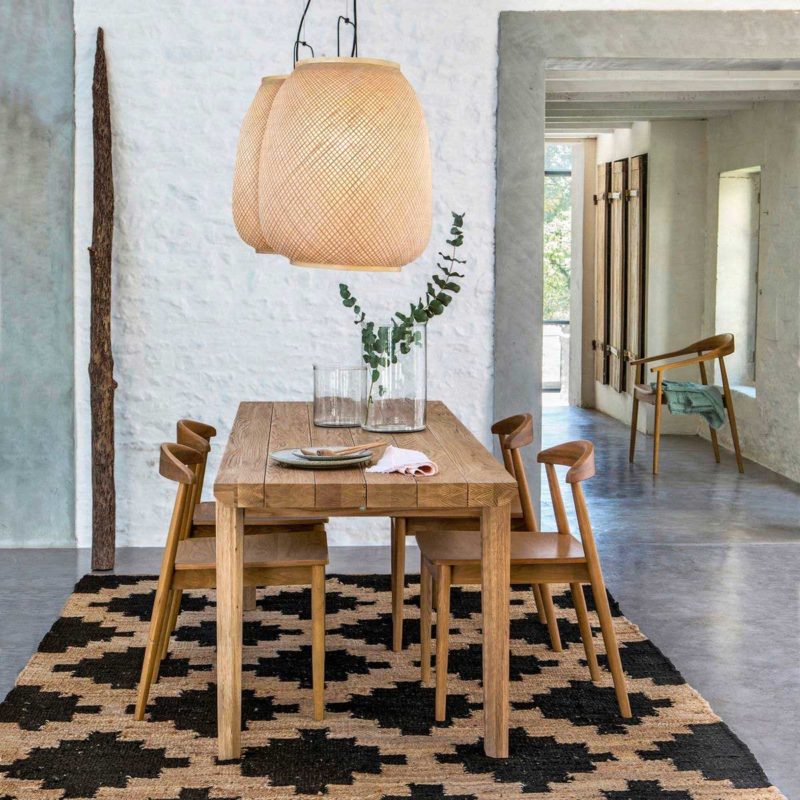 Salle à manger avec chaises et table en bois
