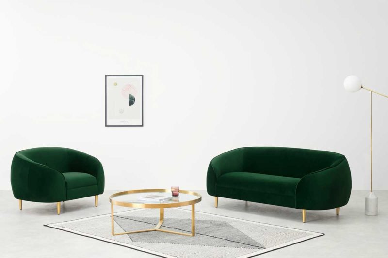 Canapé en velours vert au design arrondi