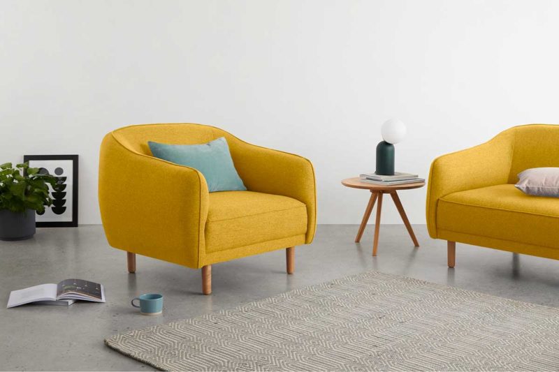 Salon avec canapé et fauteuil jaune