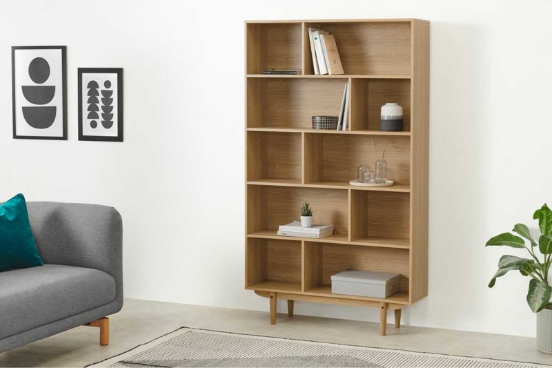 Bibliothèque avec pieds en bois dans un salon esprit scandinave