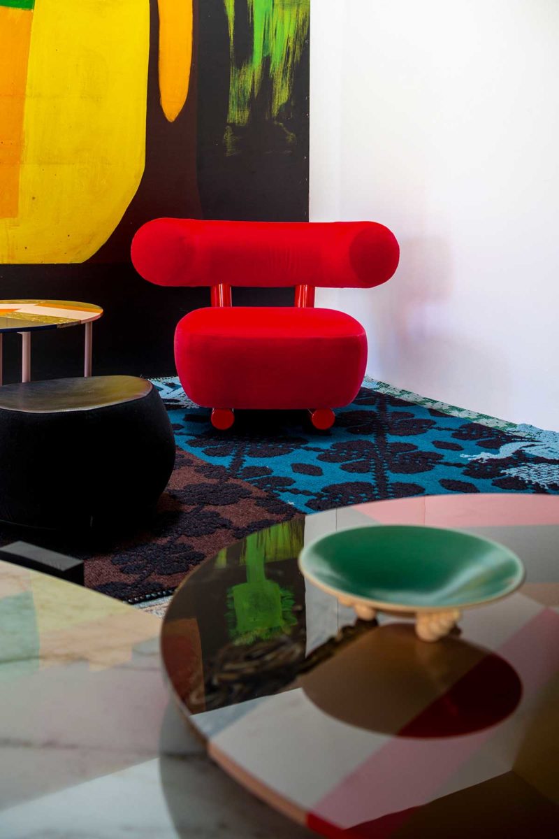 Fauteuil rouge au design contemporain
