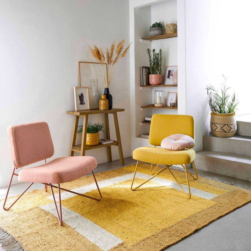 Salon avec petit fauteuil design
