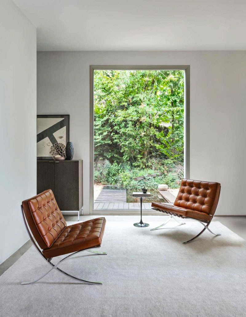 Mythique fauteuil Barcelona esprit Bauhaus en cuir marron