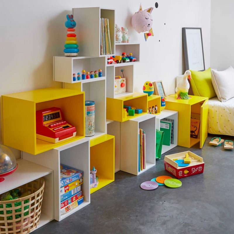 Bibliothèque basse multicolore pour chambre d'enfant